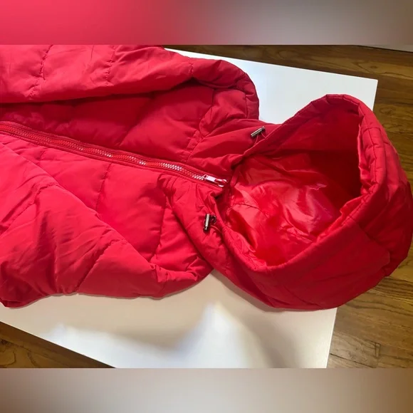 NWOT ONLY Red warm zip-up puffer jacket with a hood M - Picture 9 of 10